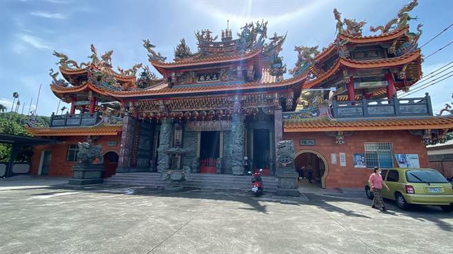 嘉义县竹崎乡復金真武庙日前突飞来一只灰白猫头鹰，驻足停留在藻井中长达4个多月，信眾啧啧称奇。（深海鱼提供∕吕妍庭嘉义传真）