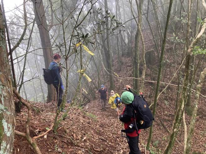 台中市消防局19日持续搜寻失联的彰化粘姓男子，近午已被跑山兽在马崙山下方瀑布找到遗体。（台中市消防局提供）
