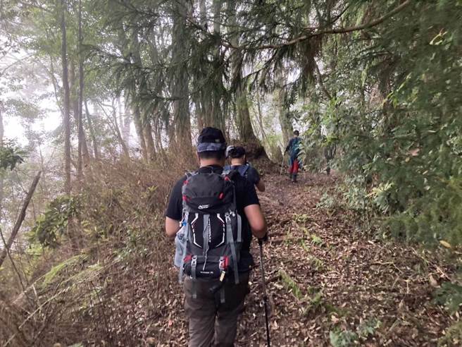 台中市消防局19日持续搜寻失联的彰化粘姓男子，近午已被跑山兽在马崙山下方瀑布找到遗体。（台中市消防局提供）
