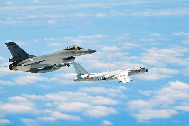 F-16战机（左）升空监控共机轰6K（右）的画面。（资料照片）