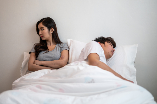 男友趁嘿咻狂劝「婚后和公婆住」，让妹子超级傻眼。（图／shutterstock）