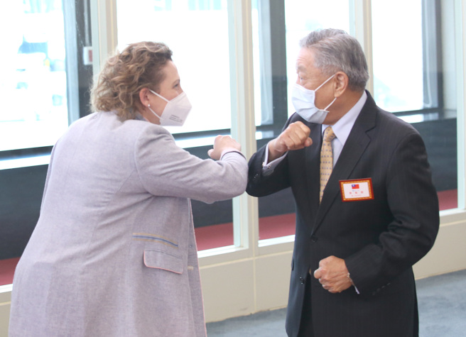 欧洲议会副议长毕尔（Nicola Beer，左起）19日搭机抵台访问，外交部次长田中光前往国宾门接机。（范扬光摄）