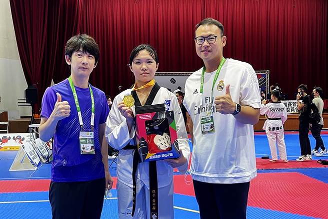 湖口高中跆拳道选手黄田鑫（中）在全中运复赛拿下国女68公斤级金牌，与教练张添煜（左一）和教练游承勋（右一）合影。（新竹县政府提供／罗浚滨新竹传真）