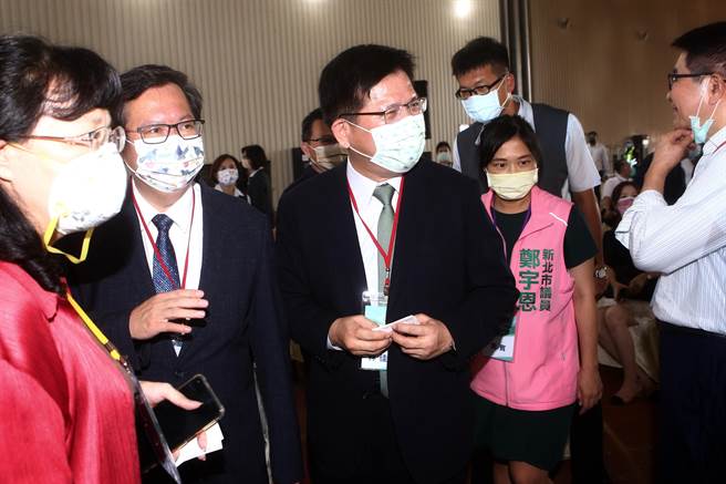 前交通部長、民進黨新北市市長參選人林佳龍（圖中）與桃園市長鄭文燦(圖右2)19日赴八里世紀公司台北港噴砂塗裝廠參加台灣風電產業發展協會成立大會 。（鄧博仁攝）