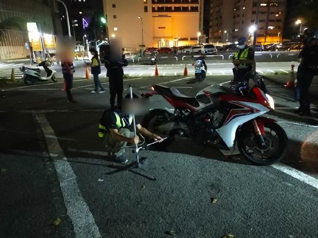 中市知名勤美诚品绿园道商圈民眾苦于噪音车炸街，环警监联合执行。（台中市第一警分局提供／陈淑芬台中传真）