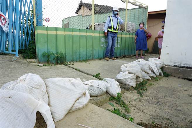 工地旁住家淹水淹怕了，以沙包堆成护城河。（陈淑娥摄）