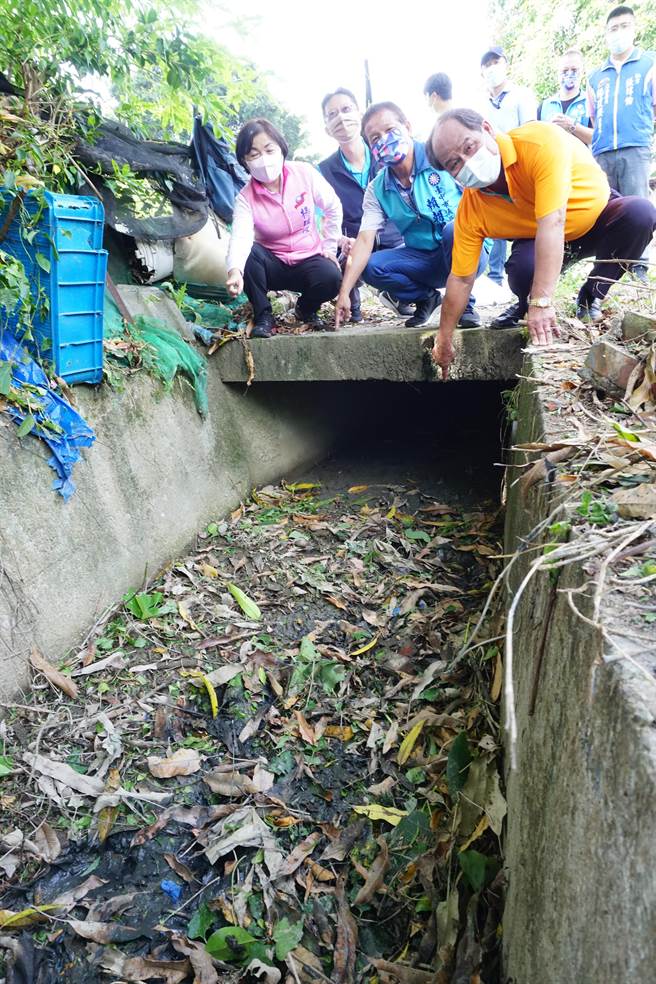 立委杨琼璎邀相关单位19日现勘，养工处允诺2周内完成侧沟清疏。（陈淑娥摄）