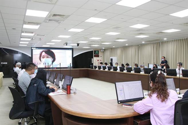 嘉义市长黄敏惠昨筛出阳确诊后，随即展开居家照护隔离，儘管感到很不舒服，今早仍以视讯方式主持市务会议。（嘉义市政府提供∕吕妍庭嘉义传真）