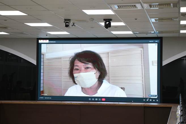 嘉义市长黄敏惠昨筛出阳确诊后，随即展开居家照护隔离，儘管感到很不舒服，今早仍以视讯方式主持市务会议。（嘉义市政府提供∕吕妍庭嘉义传真）