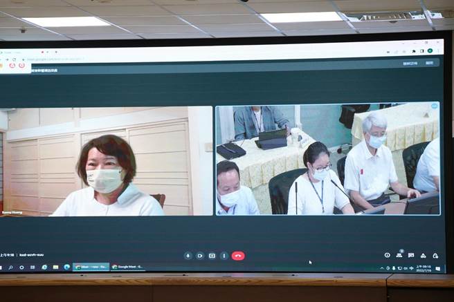 嘉义市长黄敏惠昨筛出阳确诊，儘管感到很不舒服，今早仍以视讯方式主持市务会议。（嘉义市政府提供∕吕妍庭嘉义传真）