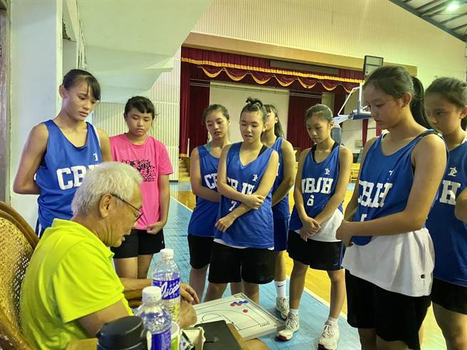 获得教育奉献奖的王炳基老师，除曾带领正滨国中篮球队获得全省中学篮球联赛冠军，一生培育出许多篮球选手。（基隆市教育处提供／张志康基隆传真）