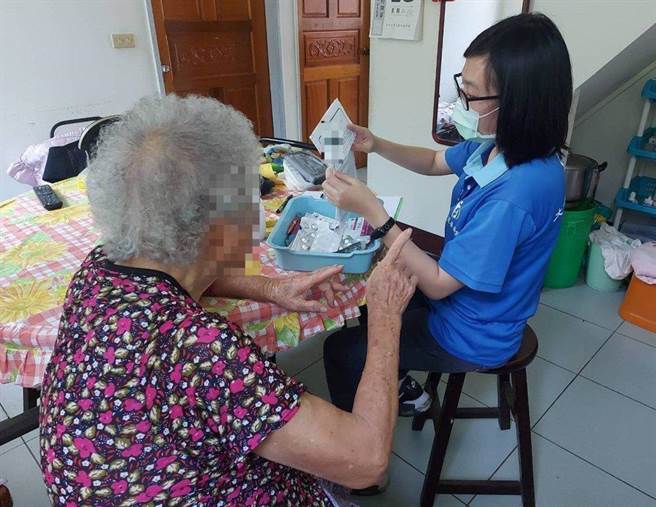 大千慈善事业基金会除提供紧急救援系统，定期也会安排居家访视，关心独居长辈。（大千医院提供／李京升苗栗传真）