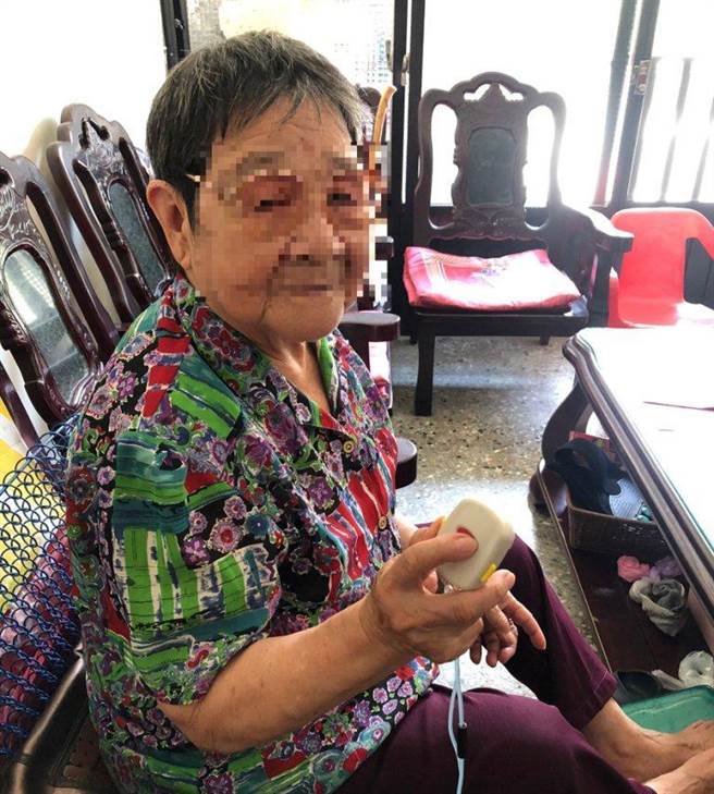 长辈只要按下按钮，就能随时与救护通报中心联繫，及时提供救援服务。（大千医院提供／李京升苗栗传真）