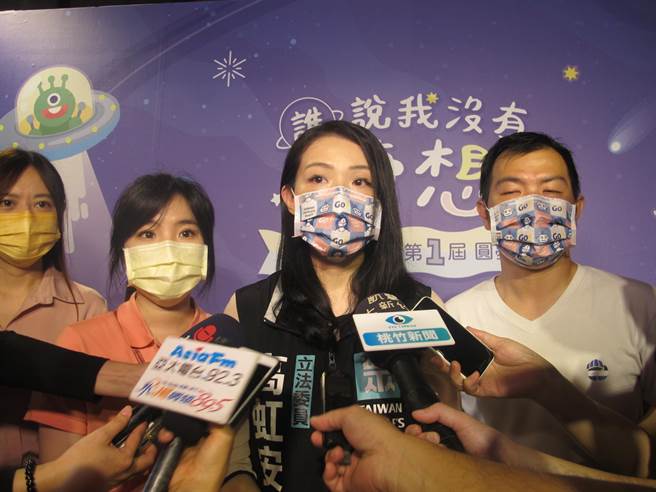 民眾黨高虹安新竹市長參選人說，兩岸政治上交流較少，但城市應可透過經貿等正向交流。（王惠慧攝）