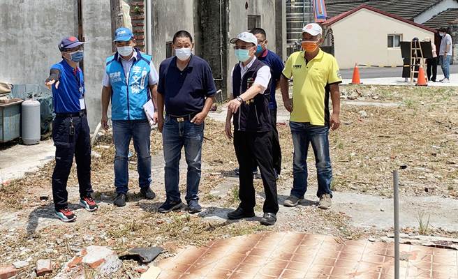 市议员李荣鸿（中）极力争取下，市府编列4633万元分3年施作，藉此嘉惠地方乡亲。（市议员李荣鸿服务处提供）