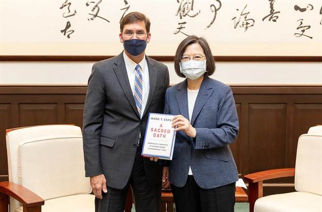 美國前國防部長艾斯培建議「台灣應大幅增加國防預算，延長義務役期，讓年輕台灣男性、女性在軍隊中服役至少1年，並進一步加強後備軍人的動員能力」，輿論爭議未歇。（圖/總統府提供）