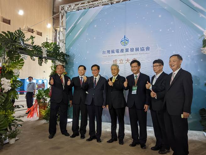 民進黨新北市長參選人林佳龍(圖右3)今(19)日與桃園市長鄭文燦(圖左3)前往新北市八里區的台北港，參加台灣風電產業發協會成立大會。(黃敬文攝)