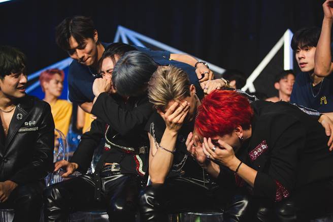 火星成员也在台下感动落泪。（野火娱乐提供）