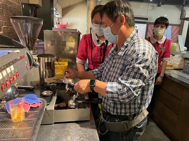 劳动部劳动力发展署云嘉南分署首次与餐饮服务业者合作，推出「中高龄人才实习计画」。（云嘉南分署提供／张毓翎台南传真）