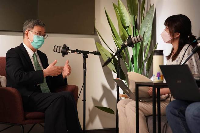 一聽到陳時中要參選台北市長  陳建仁全家這個反應 。民進黨提供