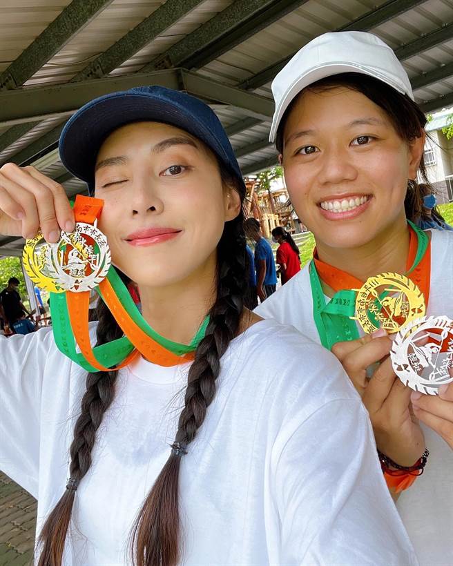 房思瑜（左）、劉妍廷延續《全明星》緣分。（TVBS提供）