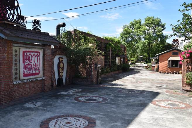 苗栗县政府为县内16名工艺家的住所及工作室设置指示路牌，竹南蛇窑的指引标牌就位在台1线上。（谢明俊摄）