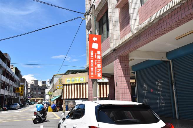 苗栗县政府为县内16名工艺家的住所及工作室设置指示路牌，竹编大师张宪平工作室附路口设有多个标示牌。（谢明俊摄）
