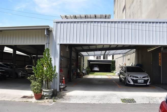 苗栗县政府为县内16名工艺家的住所及工作室设置指示路牌，竹编大师张宪平工作室附路口设有多个标示牌。（谢明俊摄）