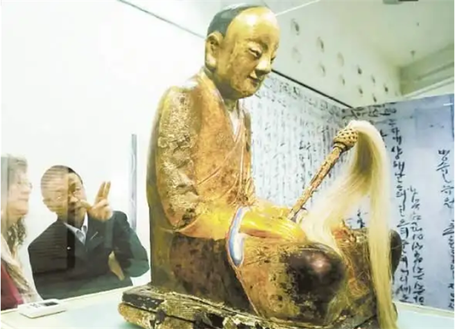 章公祖师肉身坐佛像追索案之一：二审维持原判判令返还。图为2015年3月3日在匈牙利自然科学博物馆拍摄的专家研究僧人肉身坐像。（新华社资料照）
