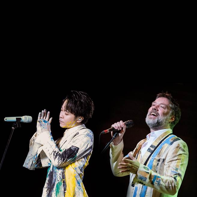 吳青峰與洛福斯默契十足，演唱會服裝居然撞衫。（環球音樂提供）