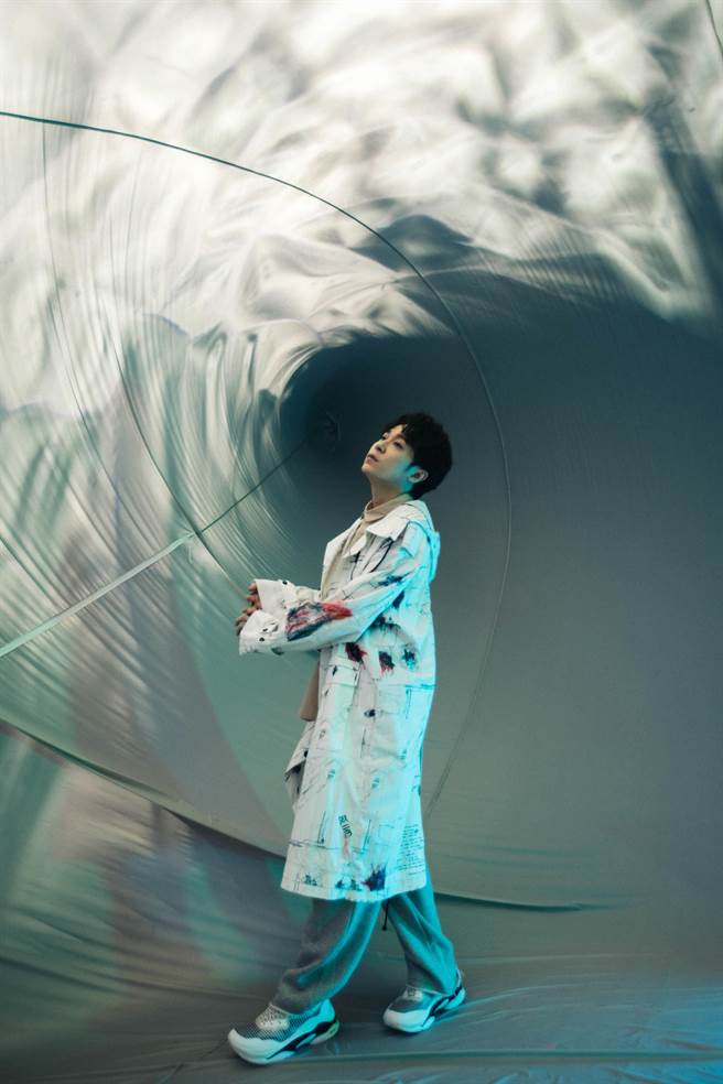 吳青峰跨國共創再一樁，合作樂壇傳奇人物洛福斯溫萊特。（環球音樂提供）