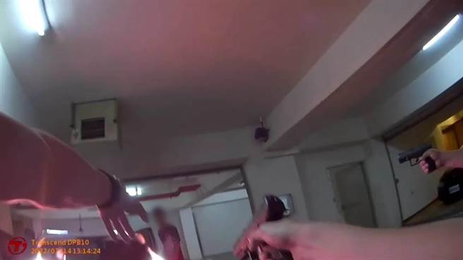 警方持枪攻坚制伏嫌犯友人，再进屋逮捕高男、王男。（翻摄照片／崔正纲高雄传真）