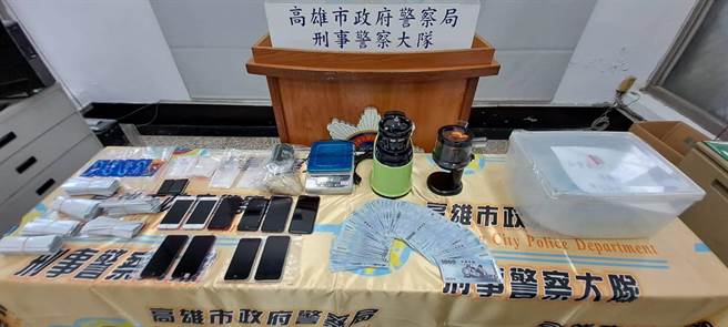 警方查获约5公斤卡西酮、250公克K他命、5包毒咖啡包、搅拌器、电子磅秤、150000元现金等证物。（翻摄照片／崔正纲高雄传真）