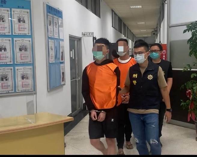 警方将高男、王男移送桥头地方检察署侦办。（翻摄照片／崔正纲高雄传真）