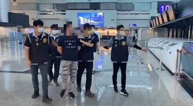 警方在桃园机场拘提逮补准备潜逃出境的嫌犯。（警方提供）