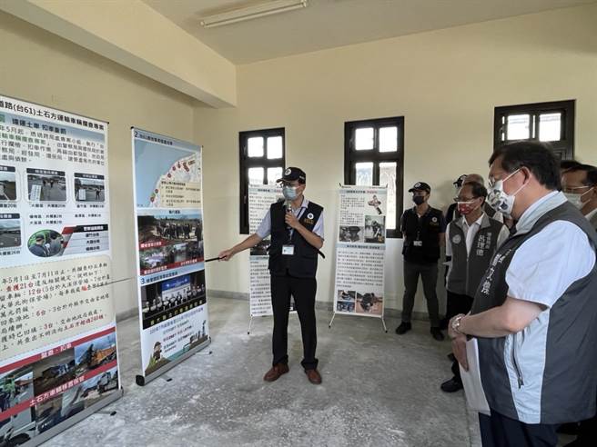 桃园市长郑文灿19日前往芦竹保管场听取台61线土石方运输车辆拦查专案执行成果简报。（陈梦茹摄）