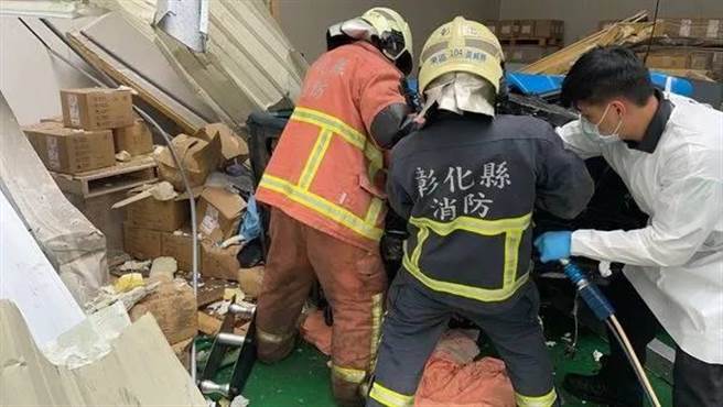 张姓推高机驾驶载运货运，并由吊车将推高机与货品一同吊上楼，不过疑似重心不稳操作不慎，张姓驾驶连同货品一同掉落。（民眾提供／吴建辉彰化传真）