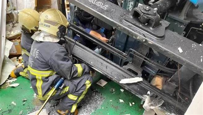 堆高机上48岁的张性驾驶从将近5楼高的高空摔落，警消获报抵达现场时，张男已经没有呼吸心跳，而详细的事故原因，仍待后续近一步调查厘清。（民眾提供／吴建辉彰化传真）