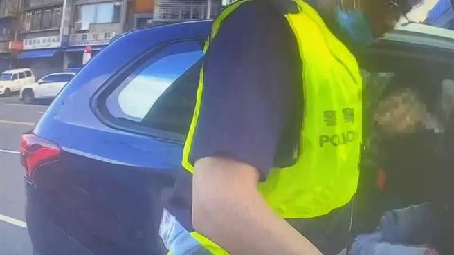 员警顺利将简嫌压制上铐带回。(翻摄照片／林郁平台北传真）