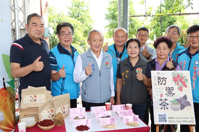 县长徐耀昌等人宣传红枣节系列活动。（李京升摄）