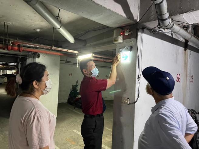 高雄市政府针对20年以上，6楼以上消防设备不合格老旧大楼，推动全国唯一「3灯2器」消防安全设备维护修缮补助专案，透过暂时性替代方式补强消防设备不足。图为装设后维护画面。（图/ 中央社）