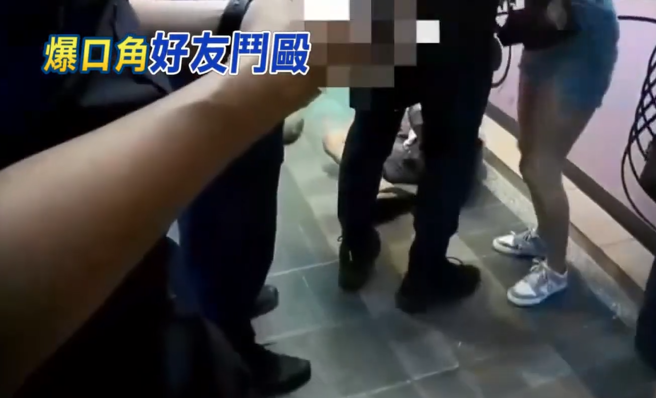 新北市板桥区一间歌友会17日晚间发生民眾斗殴，警方到场以辣椒水压制处理。（图／中视新闻提供）