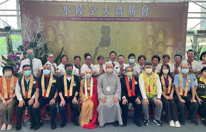 僧醫會與淨土院財團法人佛教僧伽醫護基金會與淨土院今（19）日舉辦「2022悲心眾生慈祐世界水陸空大齋勝會祈福活動」。（李奇叡攝）