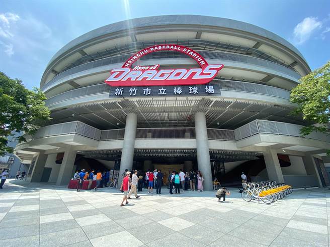 中华职棒味全龙队将于22日到24日于重新开幕的新竹市立棒球场对富邦悍将三连战。（陈育贤摄）