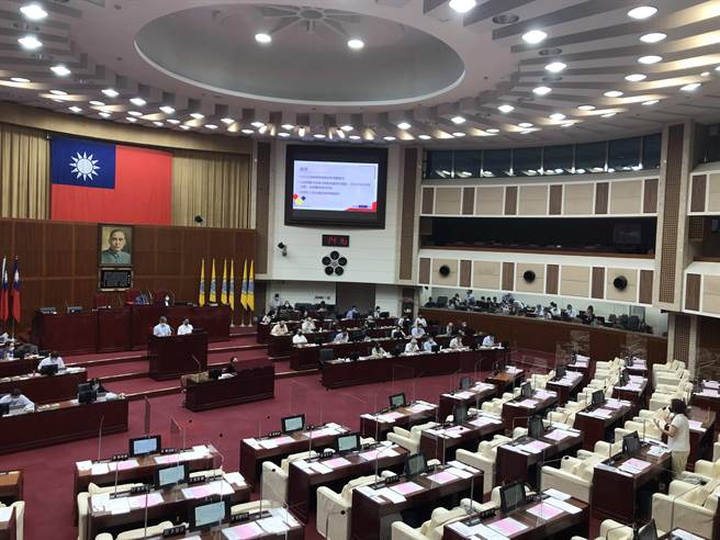 台北市議員汪志冰指出，北市太陽能發電占比遠低於全國平均值13.5倍，且公部門大樓太陽光電設置率僅8.7％。（張芷瑜攝）