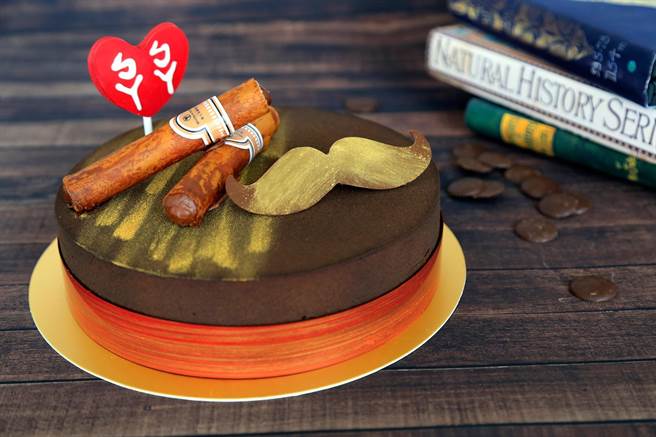 裕元花园酒店今年父亲节蛋糕造型以经典翘鬍子巧克力片搭配酥皮雪茄妆点出俏皮又成熟的大人系甜点氛围。（裕元花园酒店提供／冯惠宜台中传真）