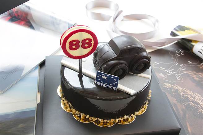 台中日月千禧「旅程」父亲节蛋糕，造型主要搭配復古黑巧克力车、跑道以及限速88的指标，童趣十足。（日月千禧提供／冯惠宜台中传真）
