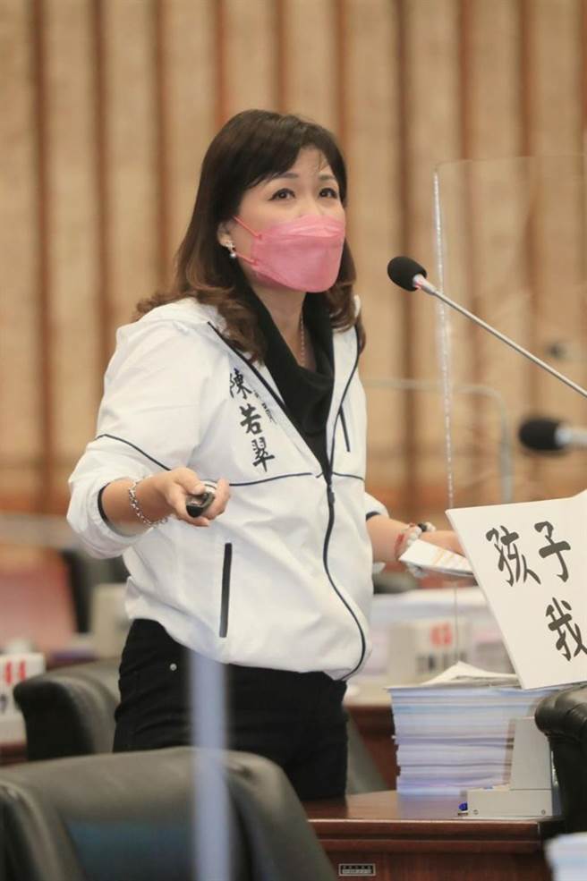 高市议员陈若翠今（19）日调出数据指出，陈其迈上任不到2年，爱河有37具浮尸、跳水轻生12件，狠酸爱河月月有浮尸，乾脆改叫「悲情城市」。。 （柯宗纬翻摄）