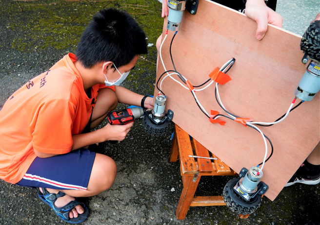 同学绞尽脑汁去思考如何将作品做得更完美。(照片/新北市教育局提供)