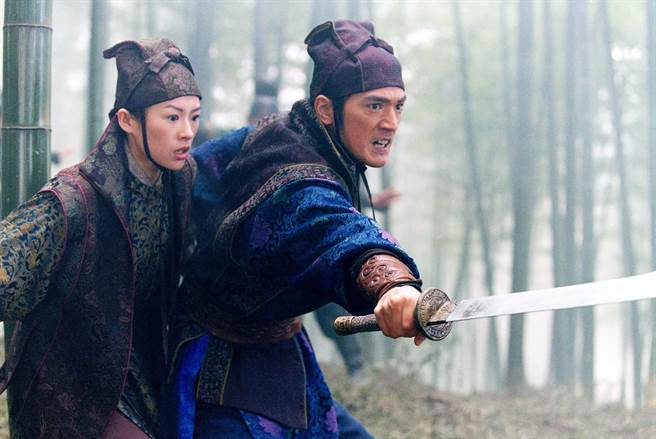 金城武（右）跟章子怡等人主演的武侠电影《十面埋伏》是经典之作。（CATCHPLAY提供）